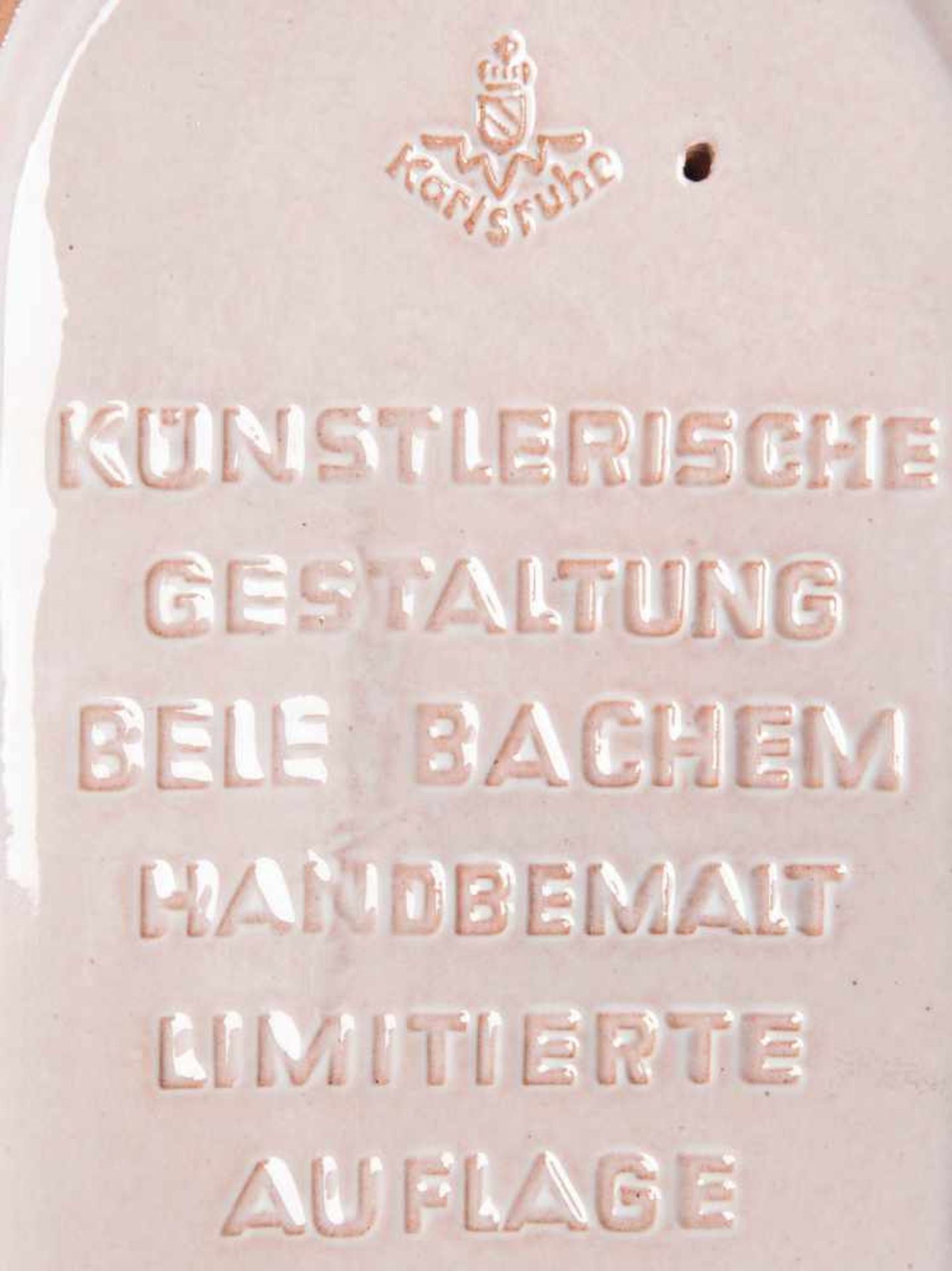 Frauenbüste mit Kopfschmuck. Karlsruher Majolika 20. Jh. Irdenware, bunt bemalt, beschriftet:  - Image 3 of 3