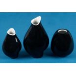Drei unterschiedliche Vasen. Rosenthal 1950er Jahre. Porzellan, schwarz-weiß glasiert.