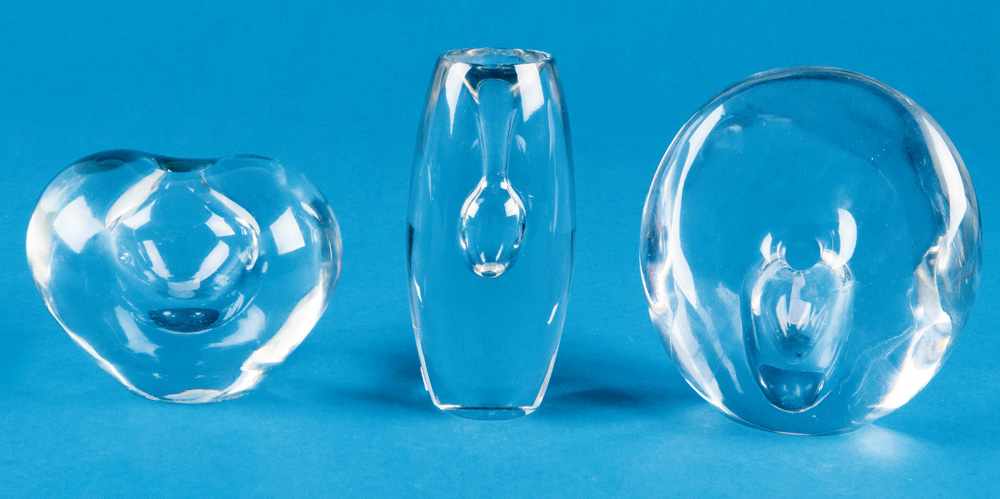 Drei unterschiedliche Vasen. Ittala teilw. dat. 1957. Glas, mit Diamantriss. Entwurf und sign.