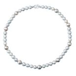 Zuchtperlenkette mit S-Verschluss. Die einzelnen Perlen sind durch Ösen auf Abstand gehalten. Jede