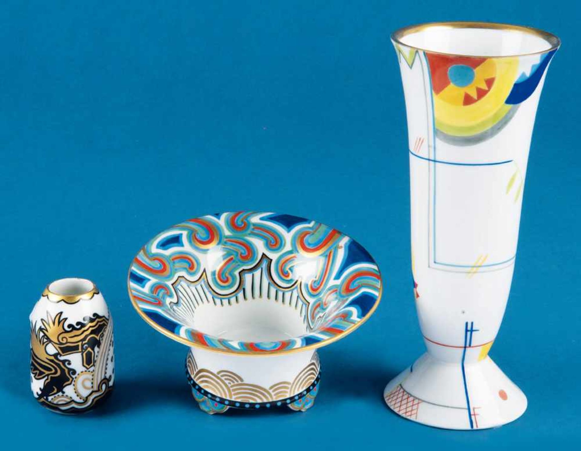 Drei unterschiedliche Vasen, u.a. Rosari. Rosenthal 1920. Porzellan, bunt bemalt. Modellnummer u.
