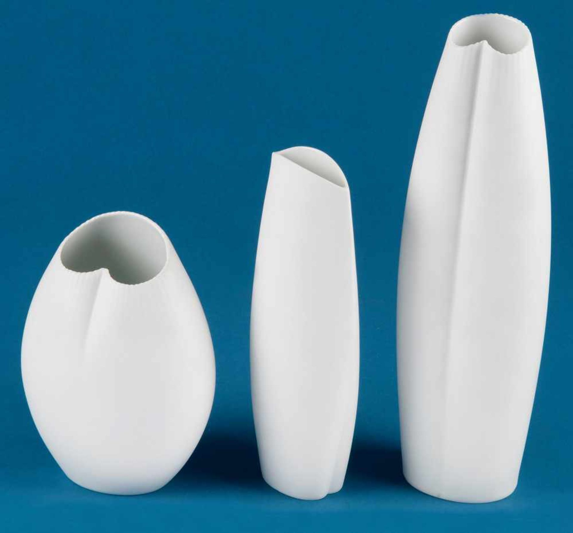 Drei unterschiedliche Vasen. Rosenthal 1950er Jahre und später. Porzellan, weiß glasiert.