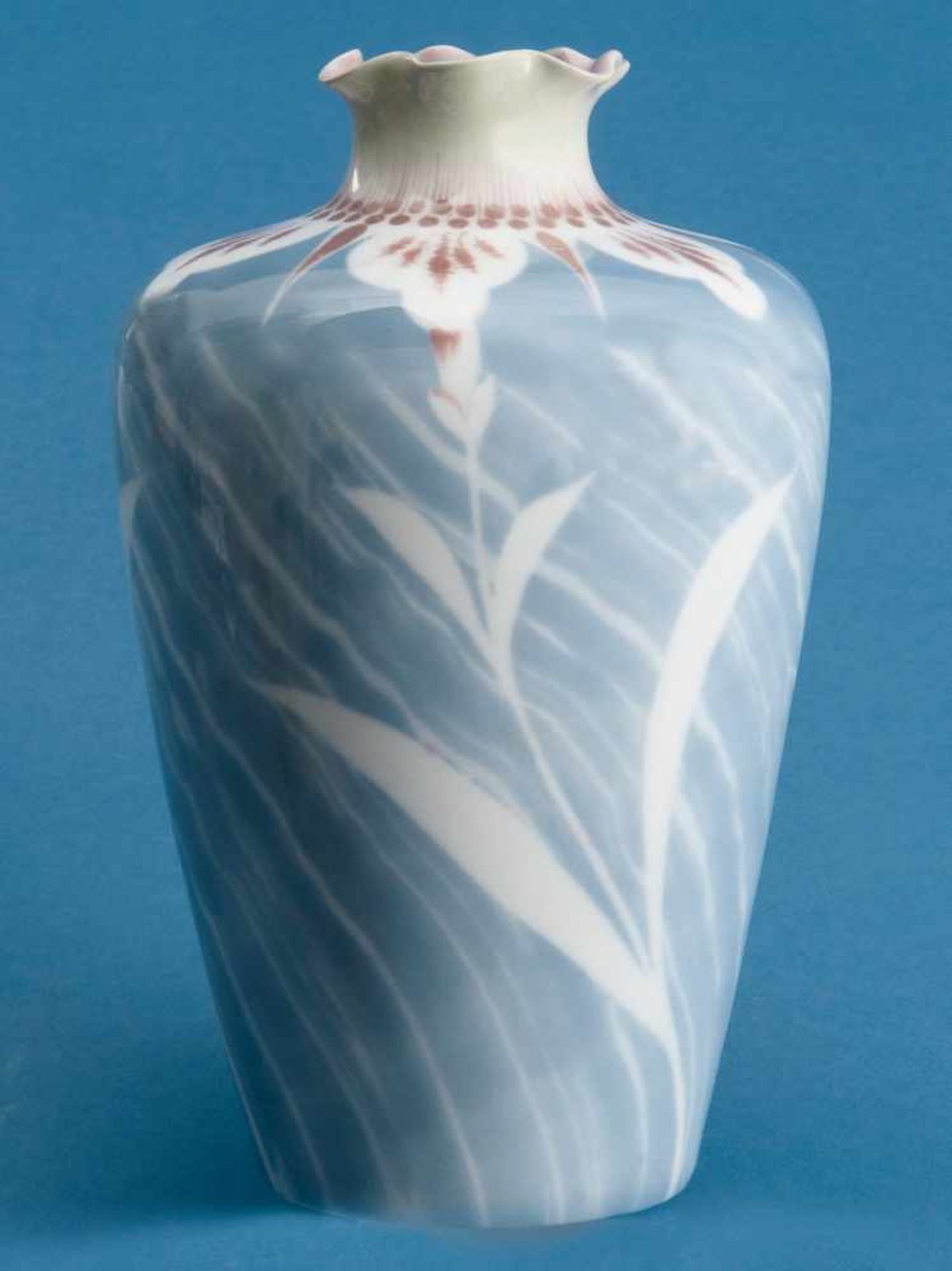 Jugendstil-Vase. Rosenthal 1907. Porzellan, bunt bemalt. Entwurf und sign. (Adolf) Roth, Malerei von