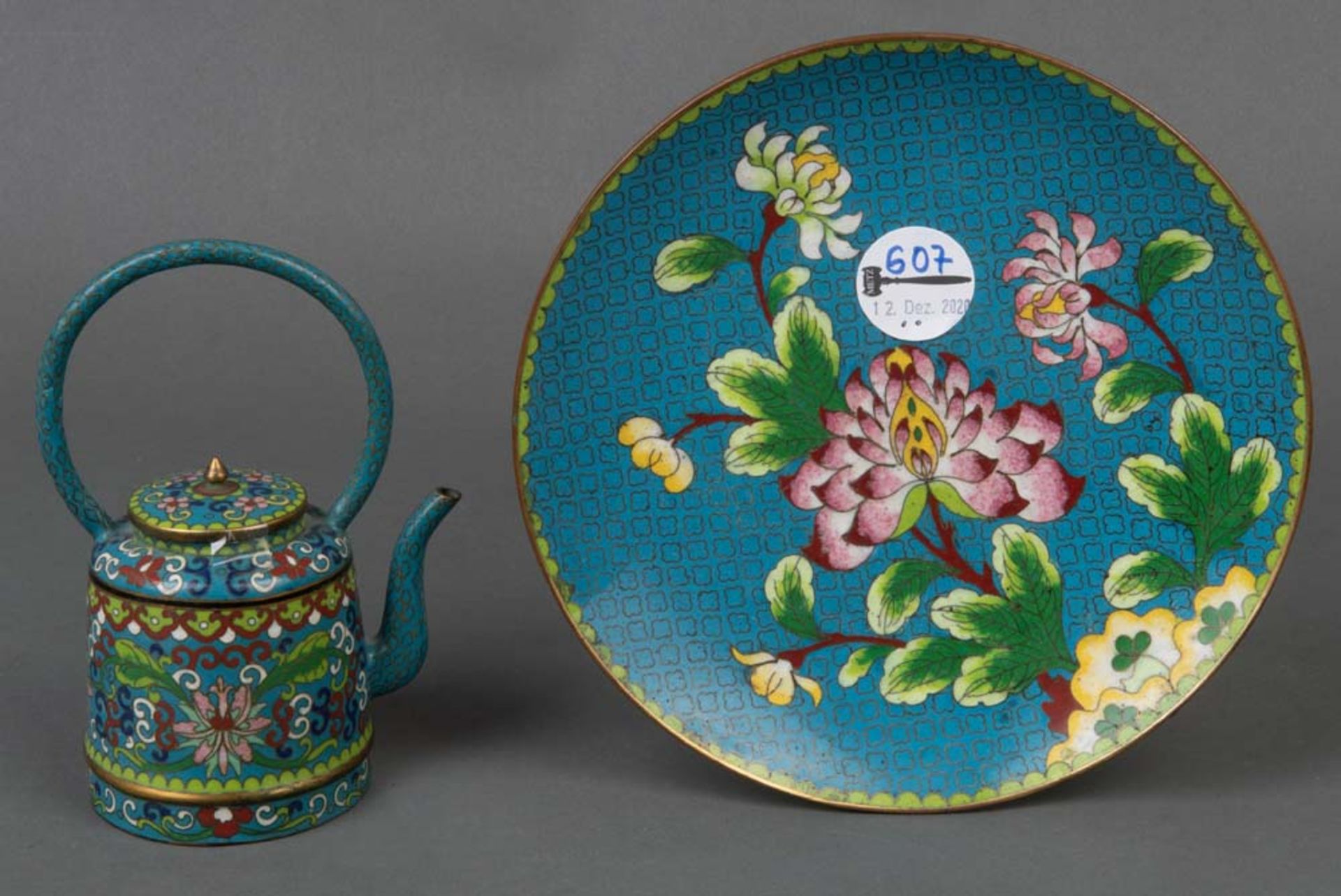 Cloisonné-Kännchen und -Teller. Asien. Beide Teile mit buntem Floraldekor, H=15,5 cm / D=20,5 cm.