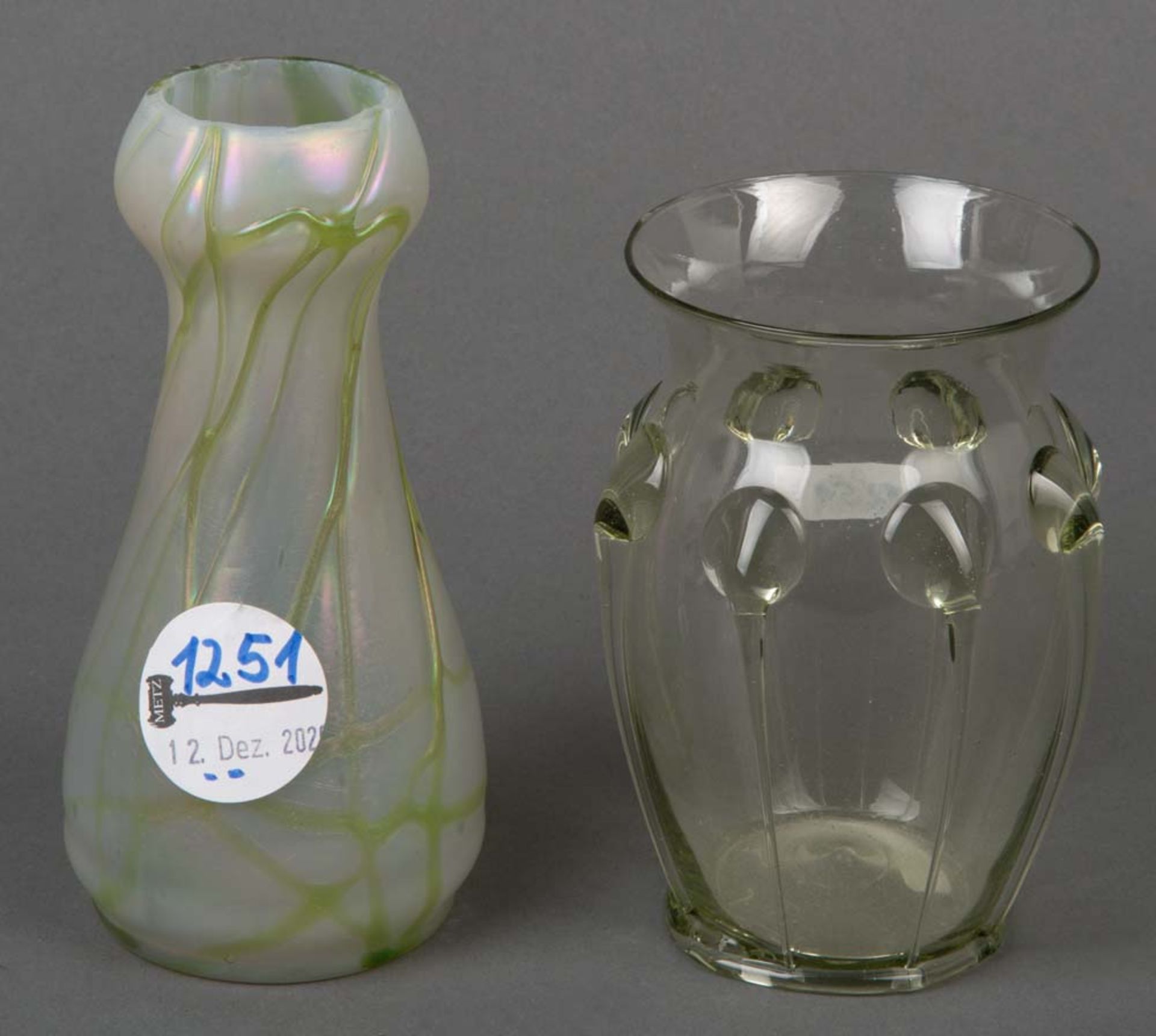 Zwei Jugendstil-Vasen. Böhmen um 1900. Farbloses Glas, mit Aufschmelzungen bzw. Lüsterdekor, H=11,