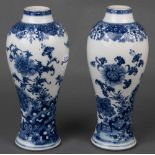 Paar Vasen. Asien. Porzellan, unterglasurblau bemalt mit asiatischem Floraldekor, je H=25,5 cm.