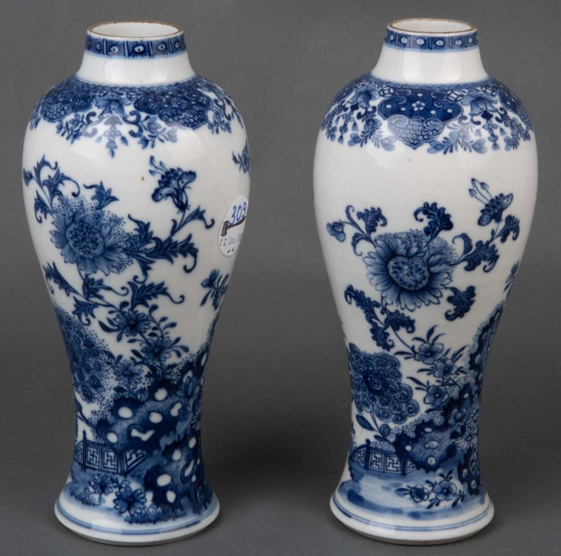 Paar Vasen. Asien. Porzellan, unterglasurblau bemalt mit asiatischem Floraldekor, je H=25,5 cm.