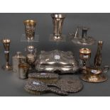 Konvolut Silber, ca. 2.500 g, u.a. Becher, Deckeldose, Flachmann, Frisiergarnitur, Kerzenständer, S