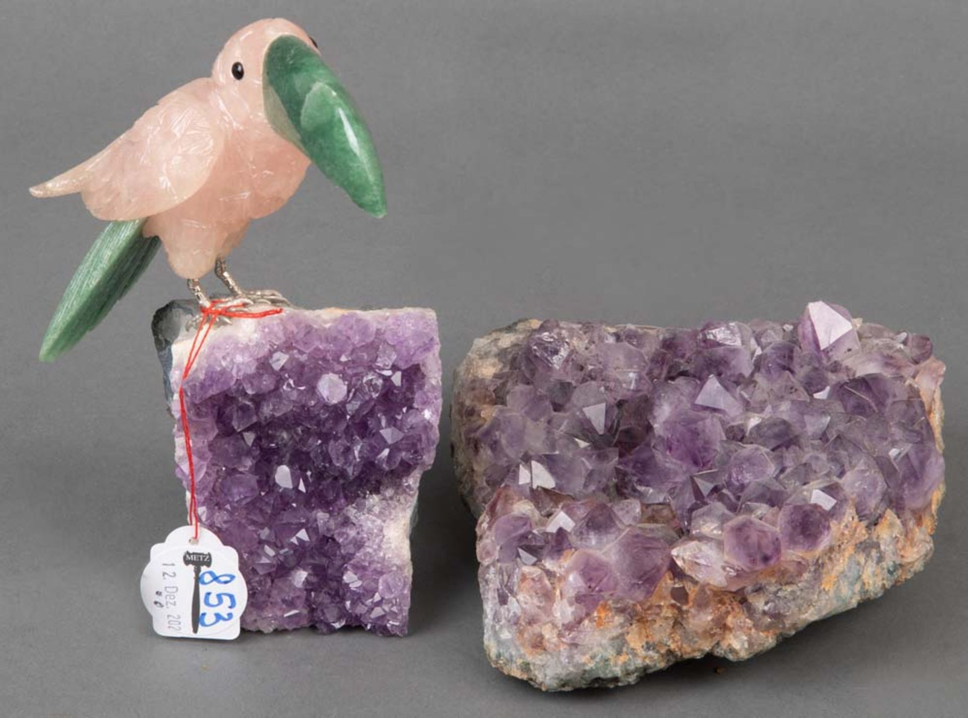 Konvolut Halbedelsteine: Zwei Amethyste und ein Rosenquarz-Vogel mit Jade-Schnabel und -Schwanzfeder