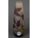 Jugenstil-Vase. Nancy, Émile Gallé um 1900. Farbloses Glas, farbig überfangen, floral geschnitten