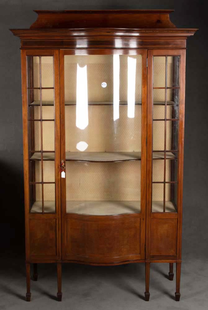 Vitrine. England 19. Jh. Mahagoni furniert, mit Wechselband, teilw. massiv, H=186,5 cm, B=111 cm, T=