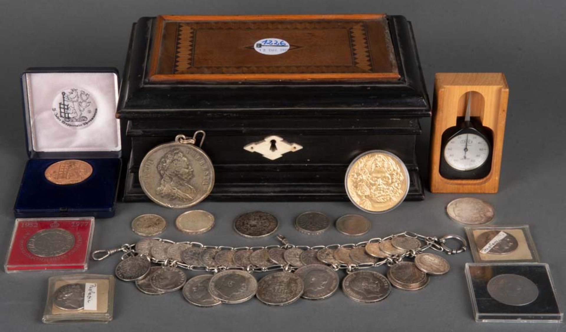 Historismus-Schatulle mit Konvolut Münzen und Medaillen, H=11,5 cm, B=26 cm, T=16,5 cm.
