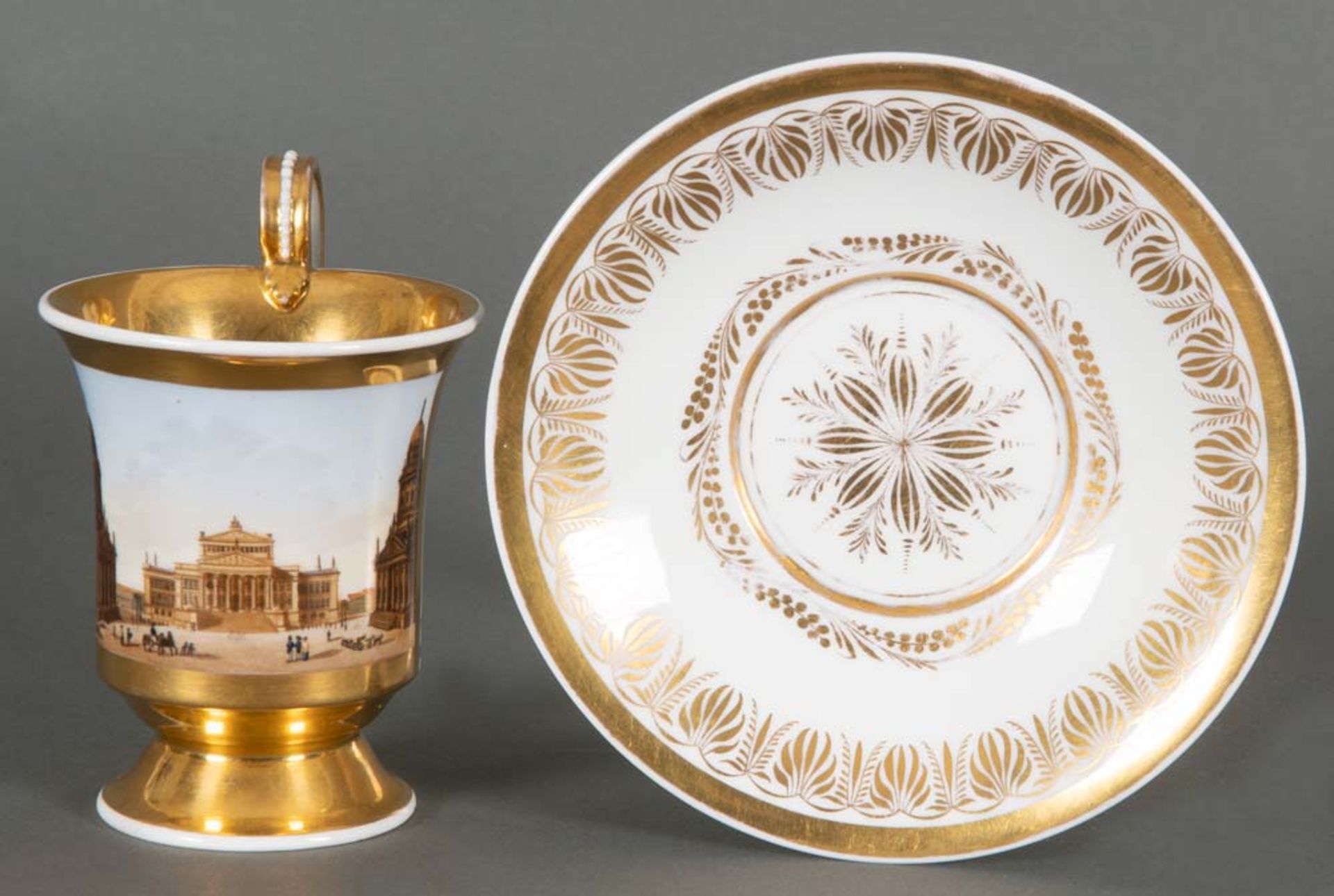 Tasse mit Unterschale Glockenform. Berlin 1820. Porzellan, beschriftet und bunt bemalt Das Sc