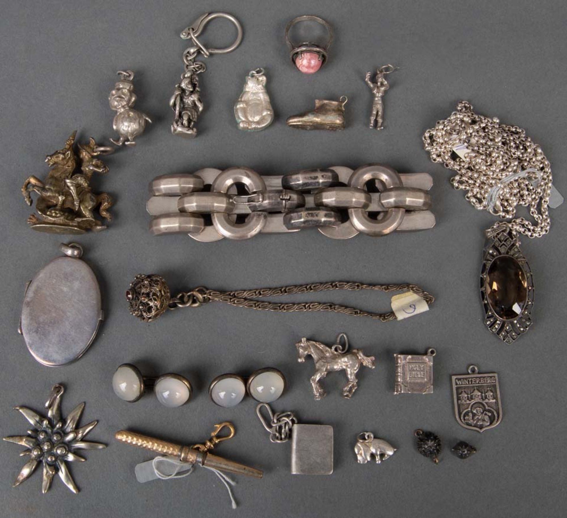 Konvolut Schmuck, u.a. div. Anhänger, Armbänder, Halsketten, Manschettenknöpfe, Medaillon, Ring.