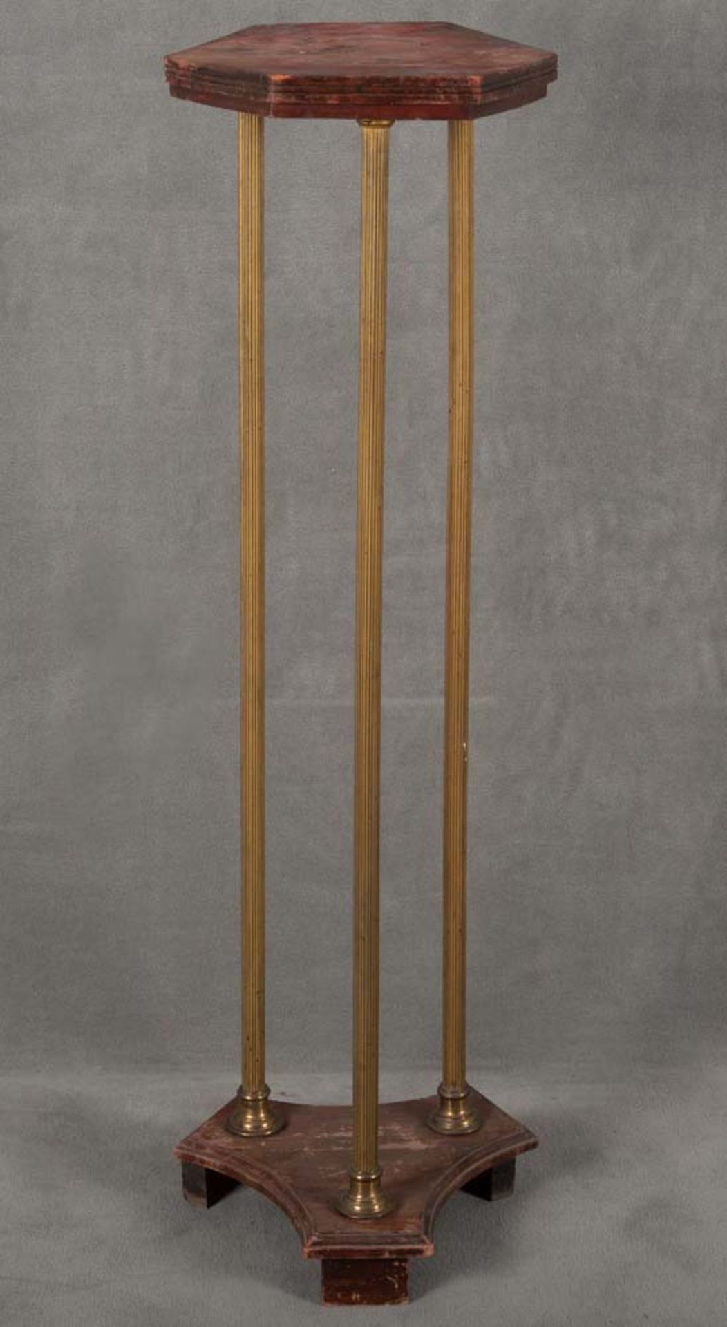 Säulentisch. Deutsch 20. Jh. Messing, mit Holzsockel und -platte, H=100 cm, B=30 cm, T=25 cm.