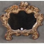 Kleiner Barock-Spiegel. Italien 18. Jh. Massivholz, geschnitzt / Stuck, vergoldet, 54 x 59 cm. (besc