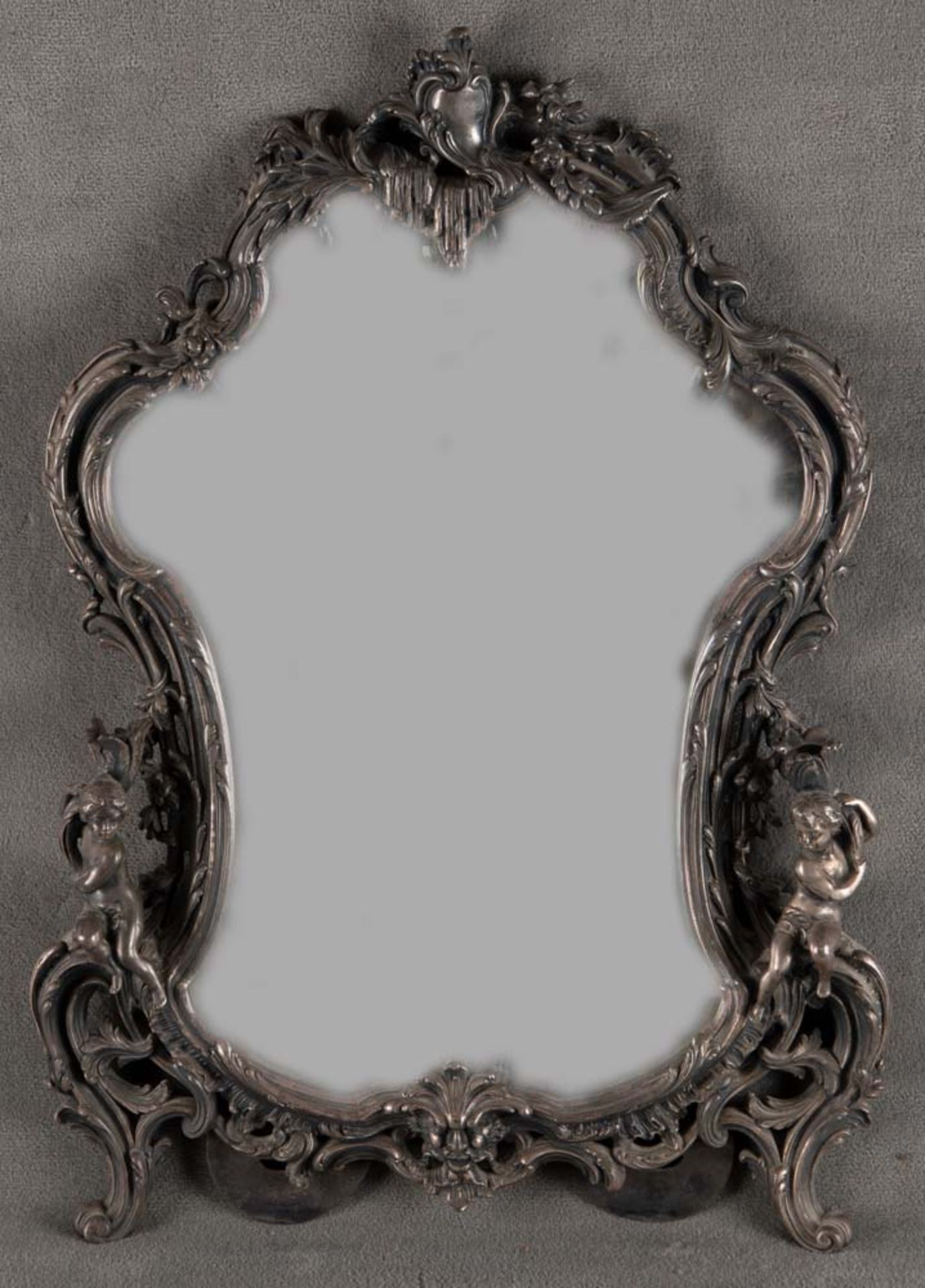 Tischspiegel. Deutsch 19. Jh. Mit versilbertem Rahmen und geschliffenem Spiegel, 61 x 42 cm.