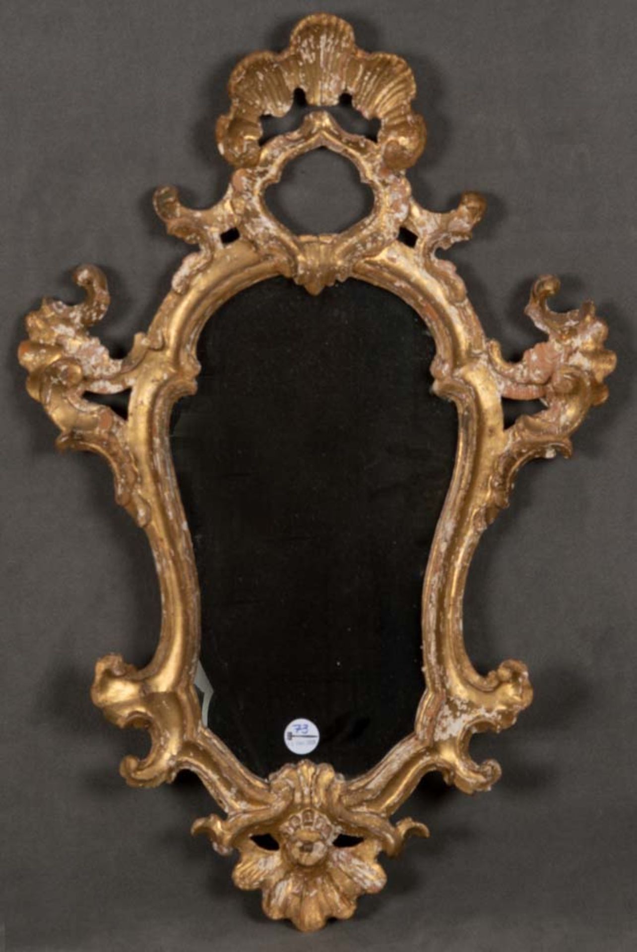Kleiner Barock-Spiegel. Italien 18. Jh. Massivholz, geschnitzt und vergoldet, 83 x 53 cm.