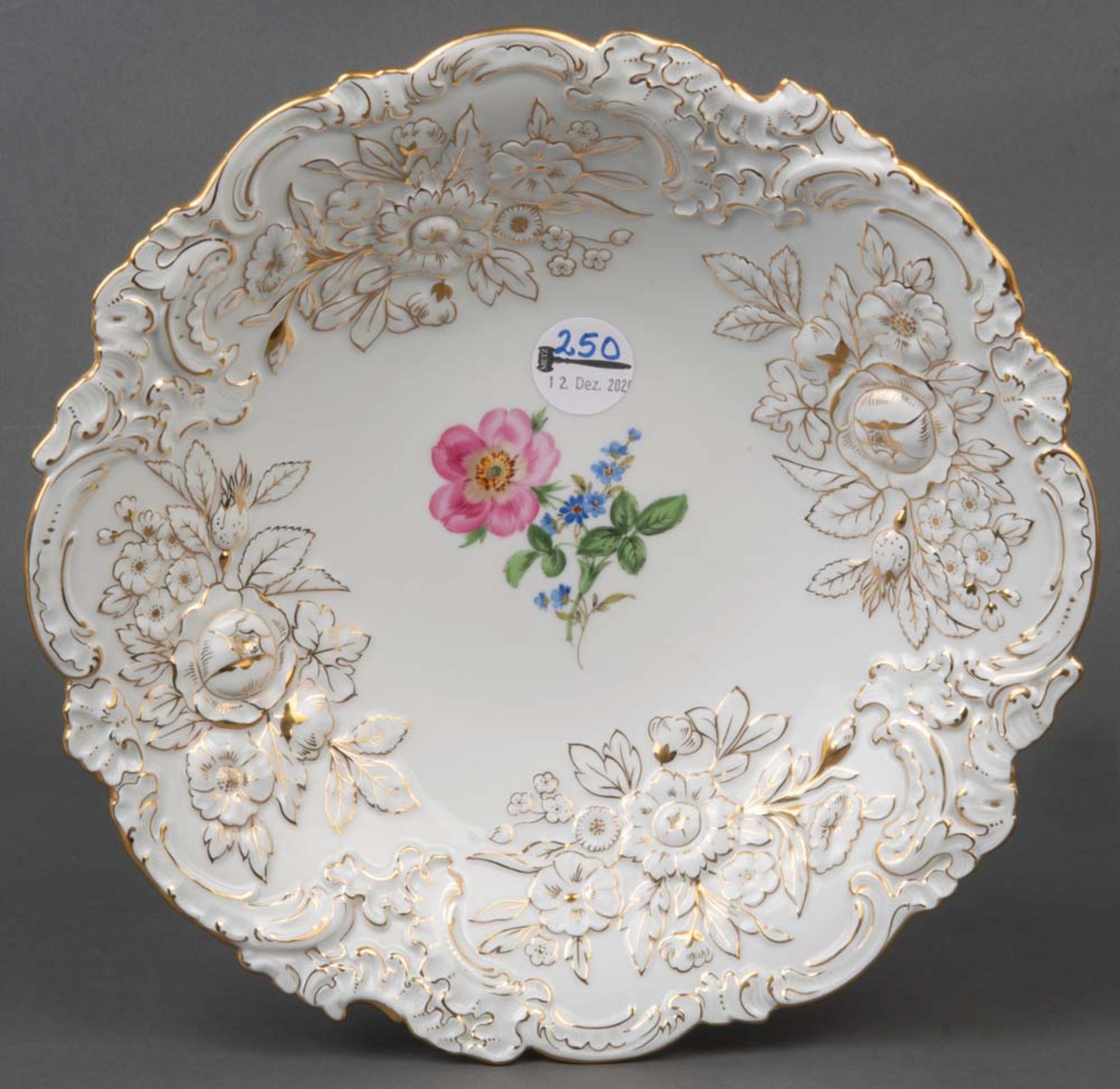 Runde Prunkschale. Meissen 19. Jh. Porzellan, bunt floral bemalt, rocaillereliefiert und gold gehöh