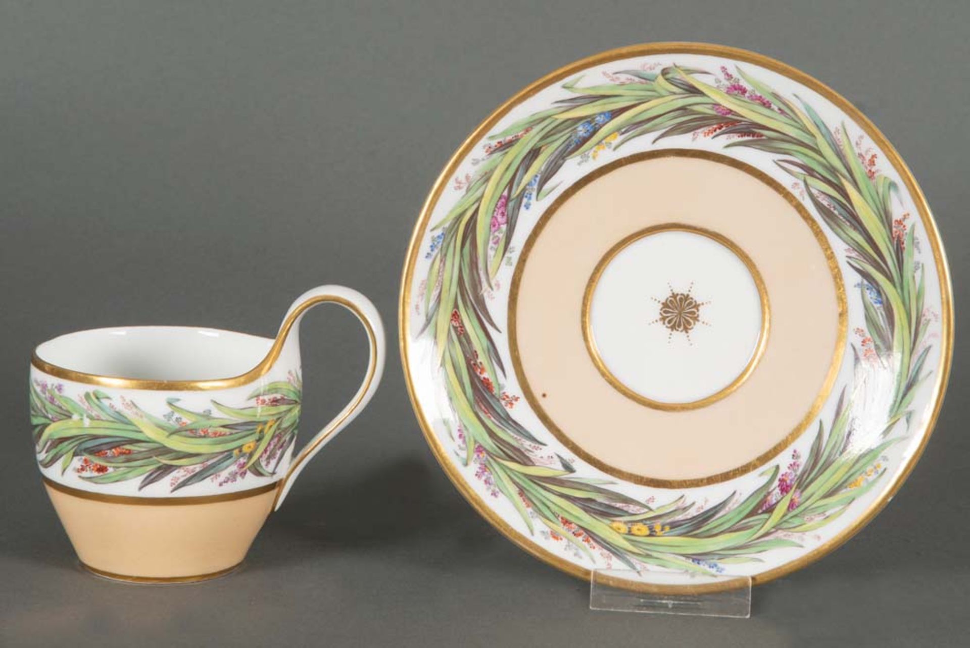 Tasse mit Unterschale Campaner Form. Berlin um 1800. Porzellan, bunt bemalt mit Blattdekor, Gold