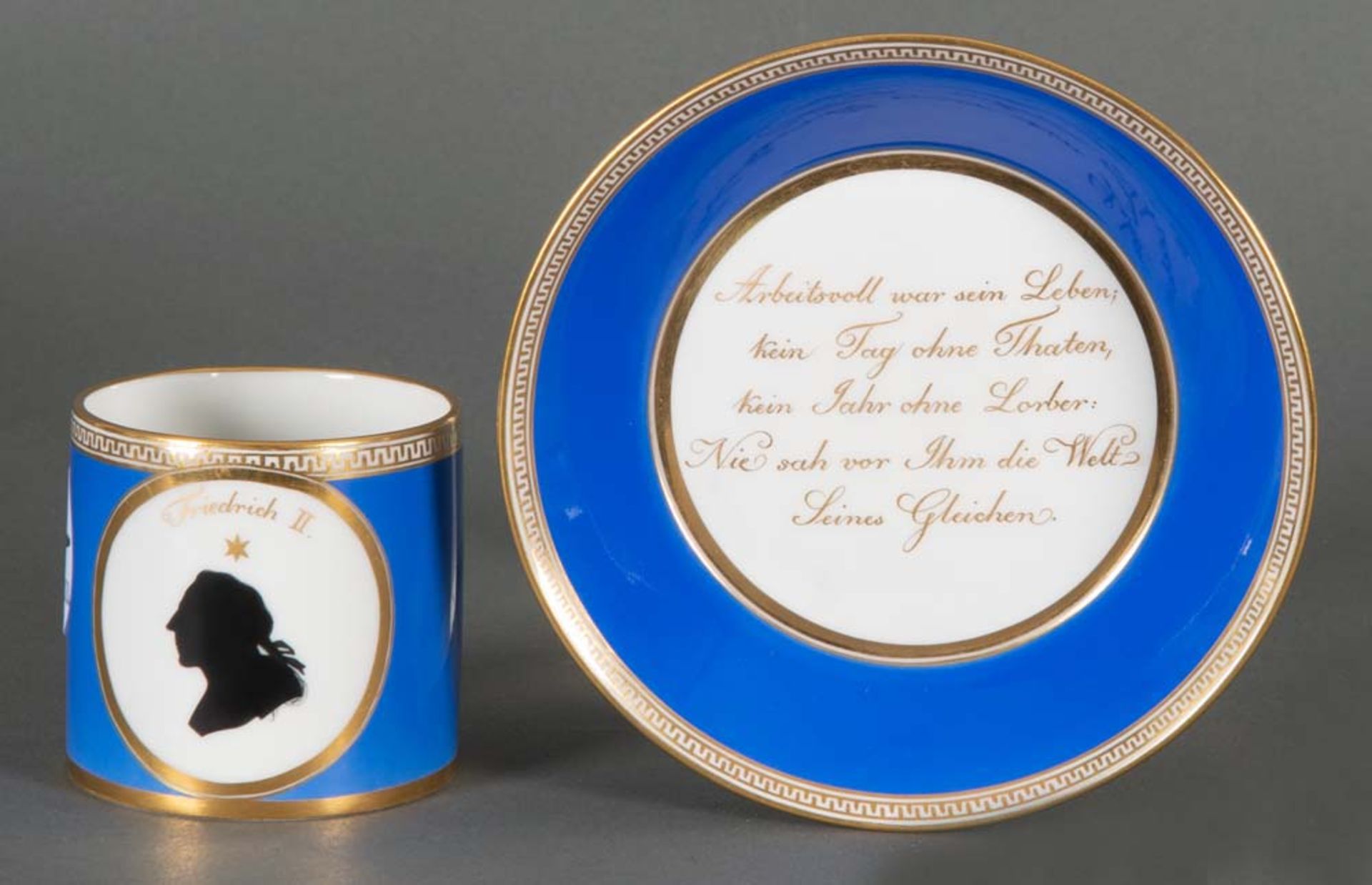 Tasse mit Unterschale Jubiläum Friedrich II.. Berlin 20. Jh. Porzellan, mit kobaltblauem Fond,