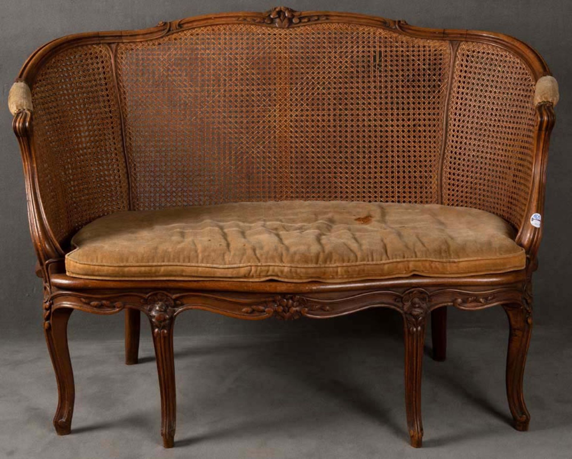 Halbrundes Zweisitzersofa. Frankreich 20. Jh. Massiv Buche, teilw. geschnitzt, B=122,5 cm. (besch.)