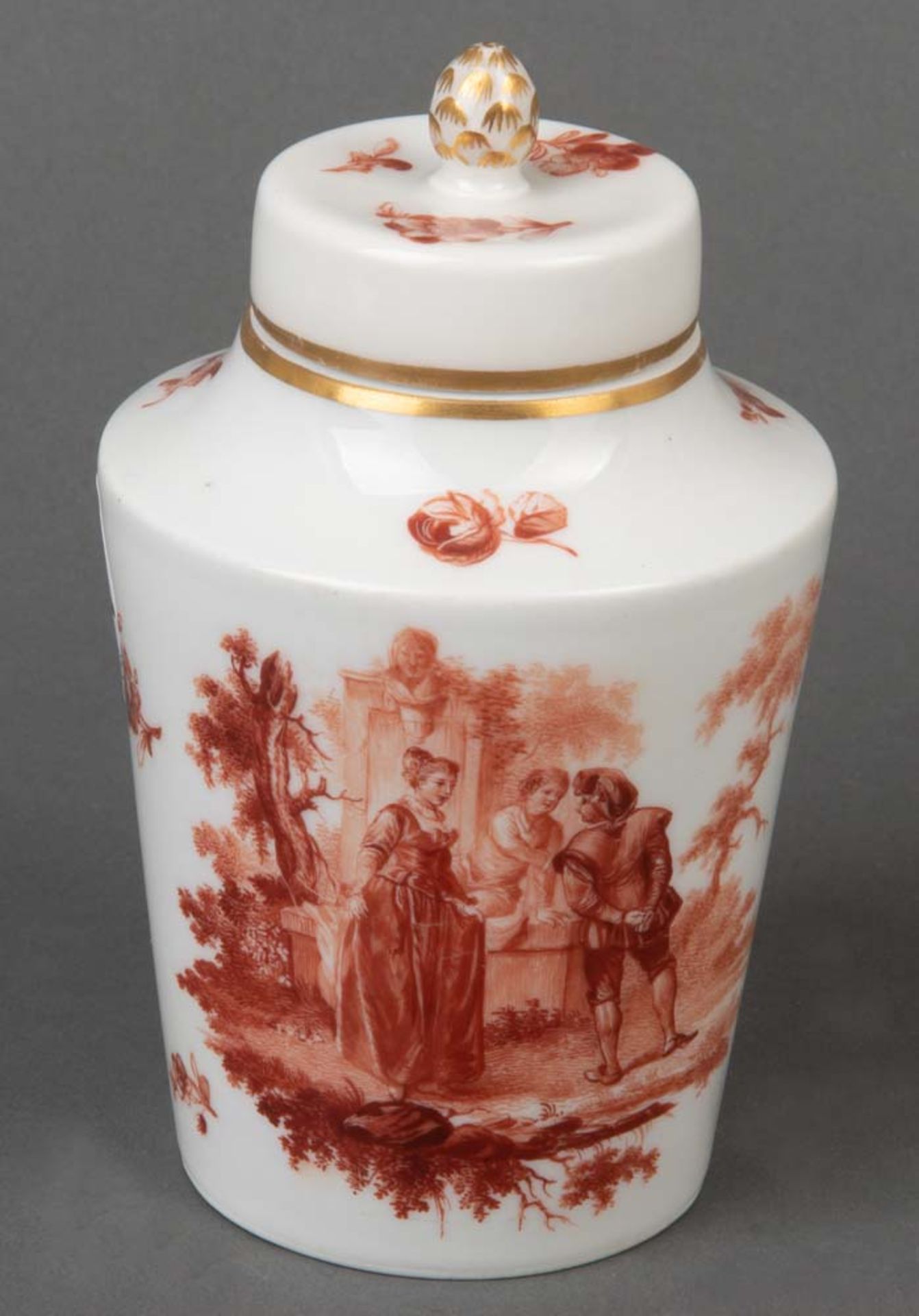 Teedose Antique Glatt. Berlin 1790-95. Porzellan, eisenrot bemalt mit Komödienszene, umgeben vo