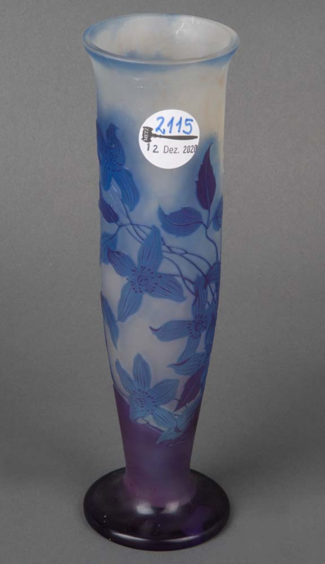 Jugenstil-Vase. Nancy, Émile Gallé um 1900. Farbloses Glas, farbig überfangen, floral geschnitten