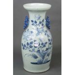 Vase mit kleinen Durchbruchshenkeln. Asien. Porzellan, unterglasurblau bemalt mit Floraldekor, H=42