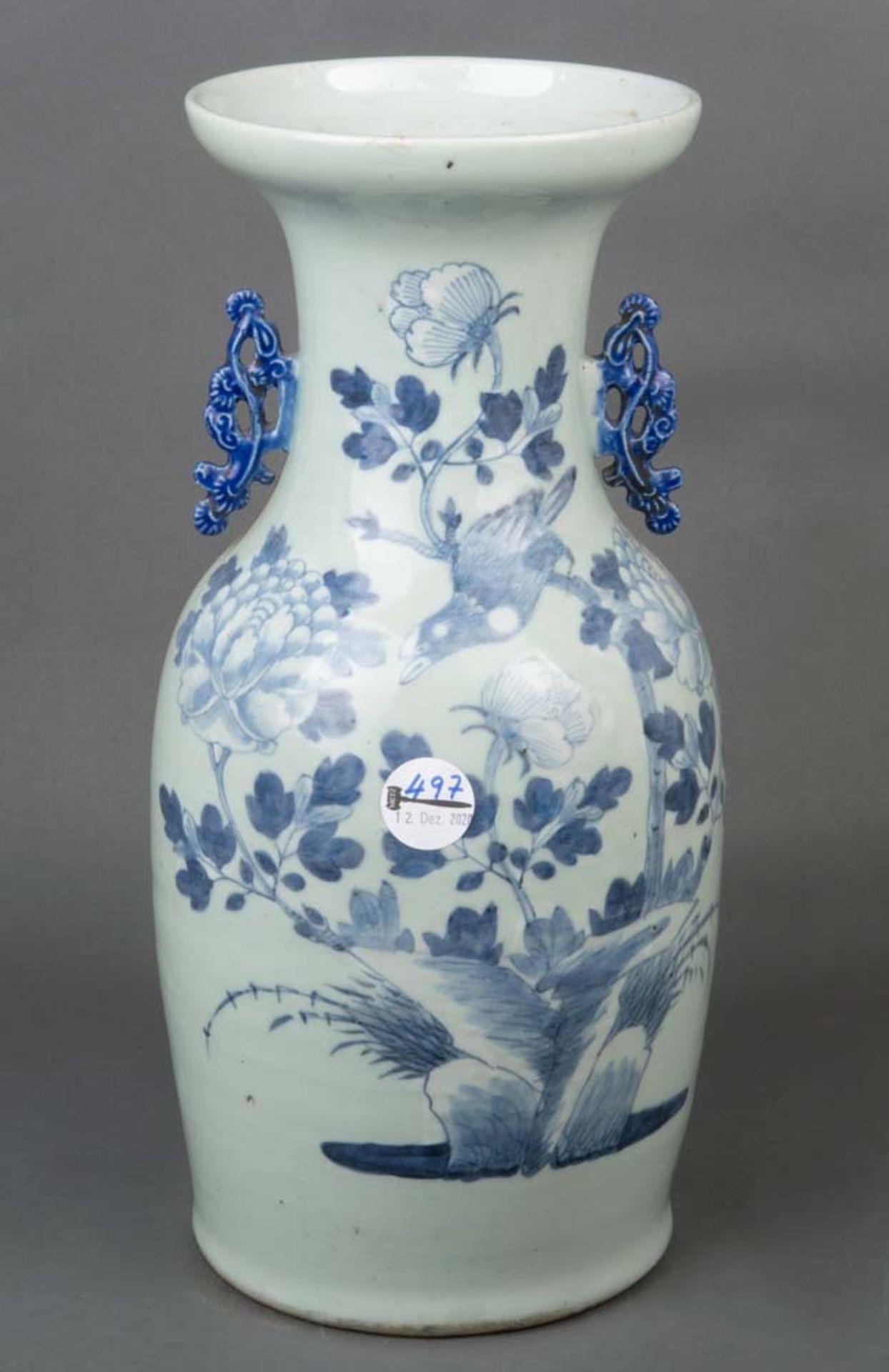 Vase mit kleinen Durchbruchshenkeln. Asien. Porzellan, unterglasurblau bemalt mit Floraldekor, H=42