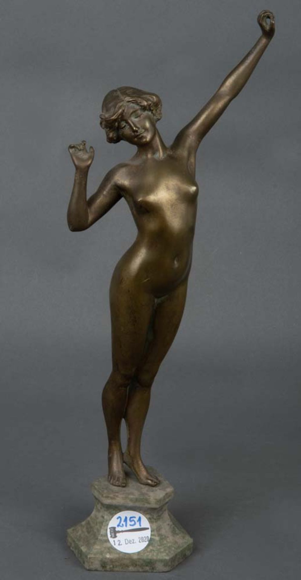 Bildhauer des 20. Jhs. Mädchenakt. Bronze / Marmor, H=39 cm.