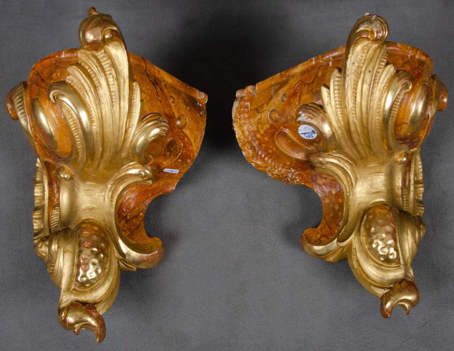 Paar Eckkonsolen. Deutsch 18. Jh. Massivholz, geschnitzt, bemalt und vergoldet, H=40,5 cm, ST=36 cm.