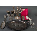 Konvolut Silber, ca. 1. 100 g, und Zinn, u.a. Becher, Besteckteile, Girandole, Kerzenleuchter, Schal