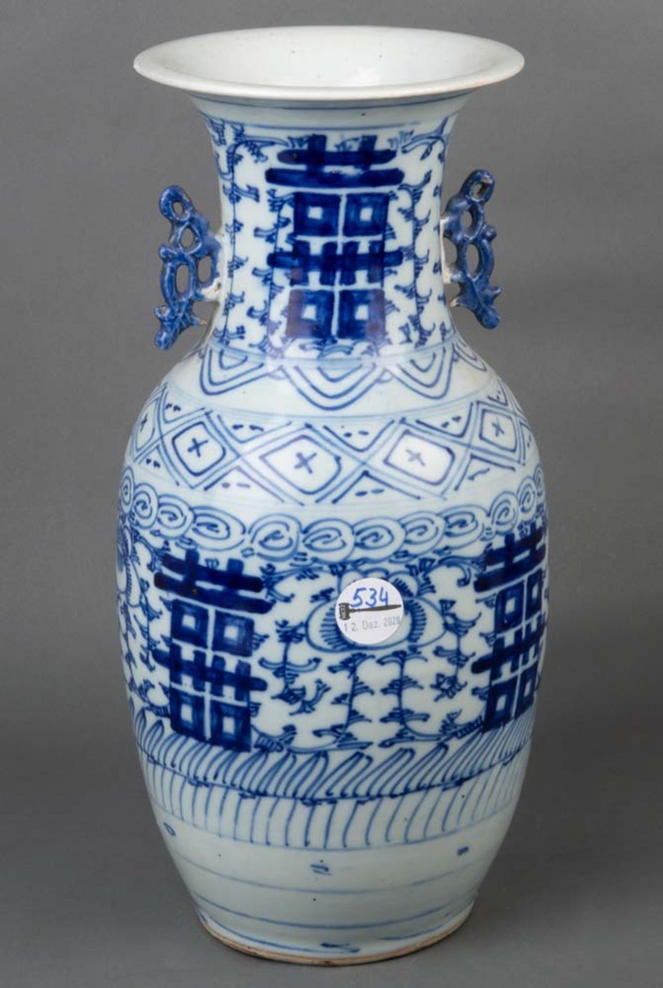 Vase mit kleinen Durchbruchshenkeln. Asien. Porzellan, unterglasurblau bemalt, H=43 cm.
