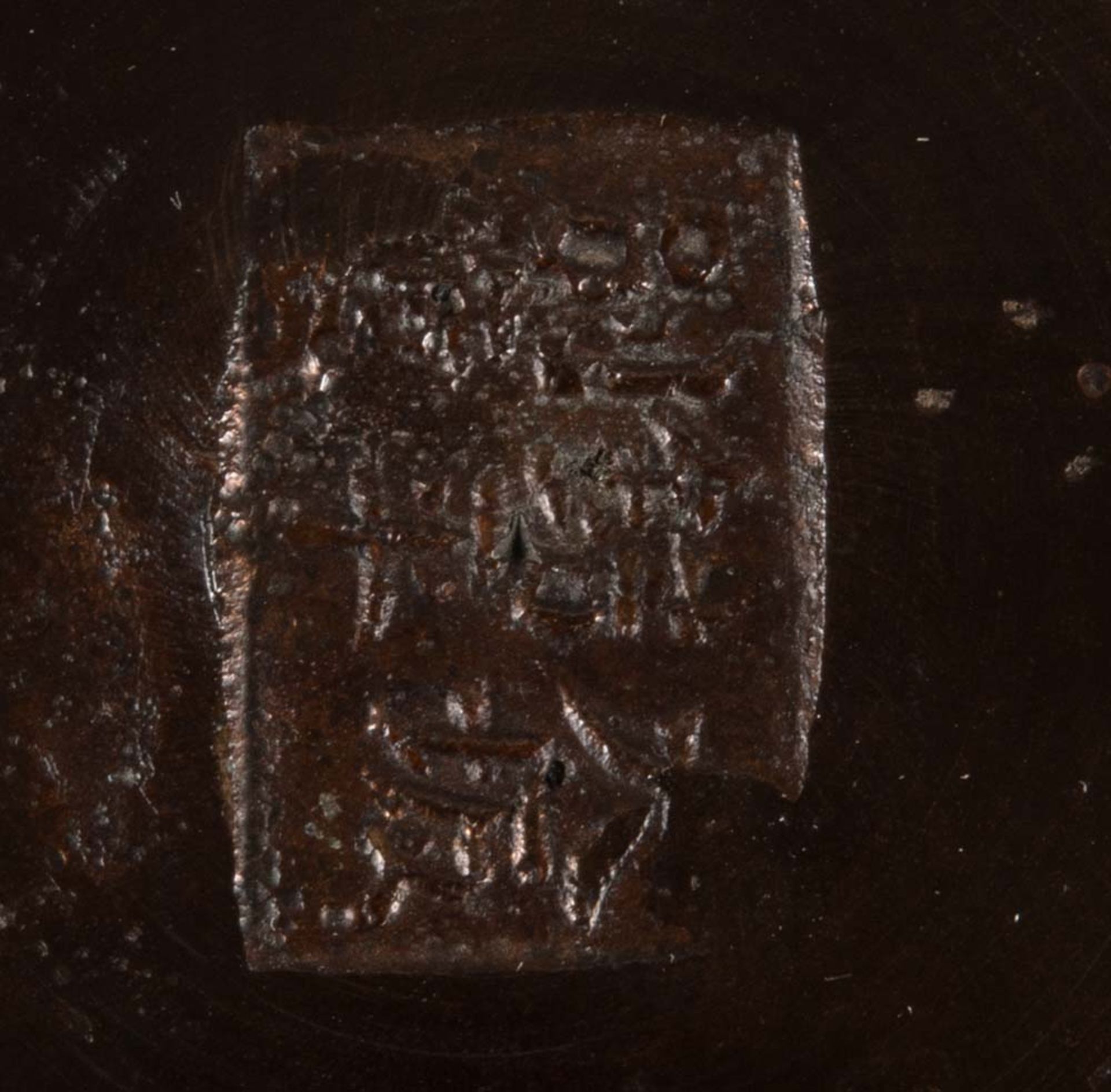 Balustervase. Asien. Bronze, reliefiert mit Drachen- und Floraldekor, mit Stempelmarke, auf Holzsock - Bild 2 aus 2