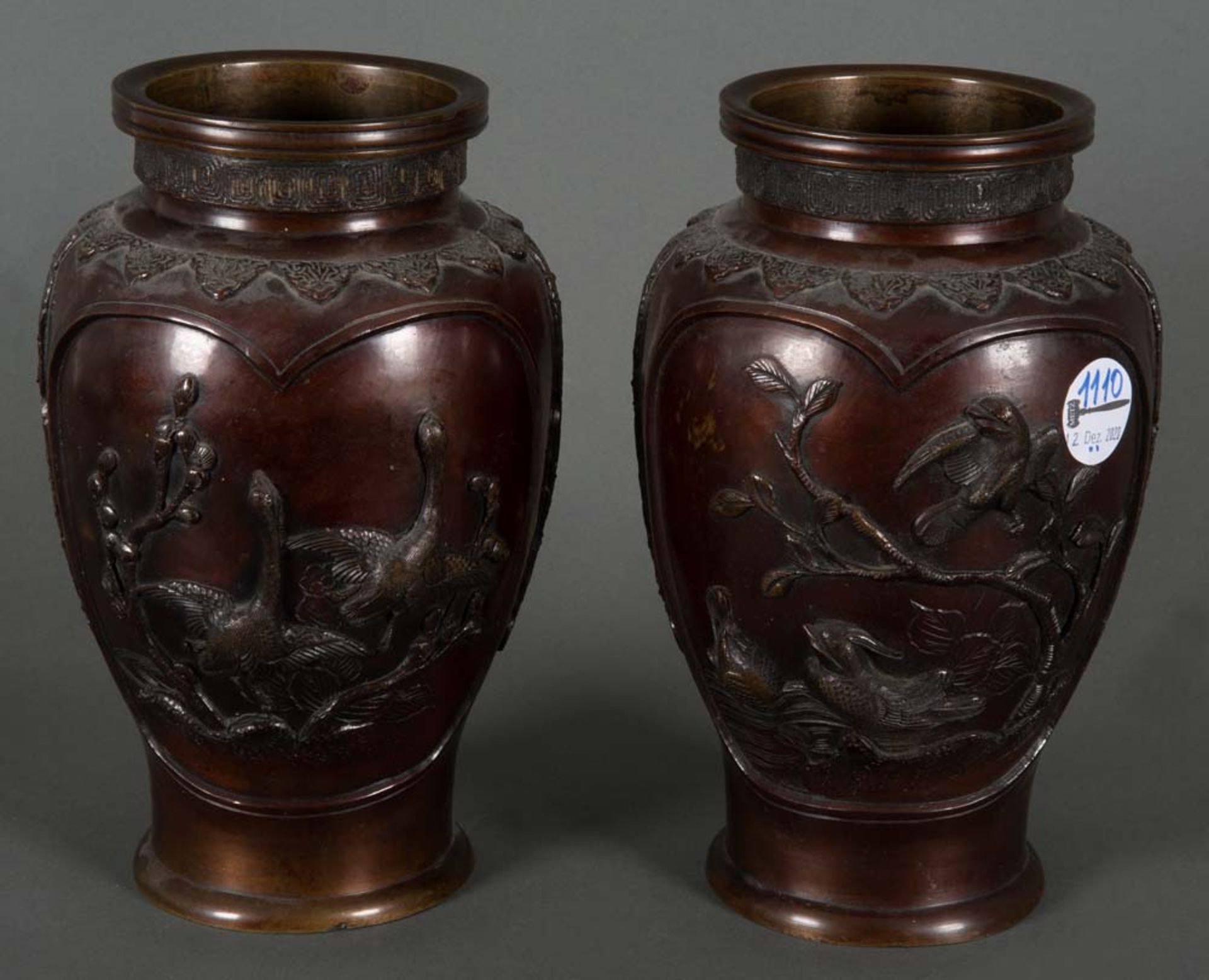 Paar Vasen. Japan, Meiji-Periode. Bronze, je H=25 cm.