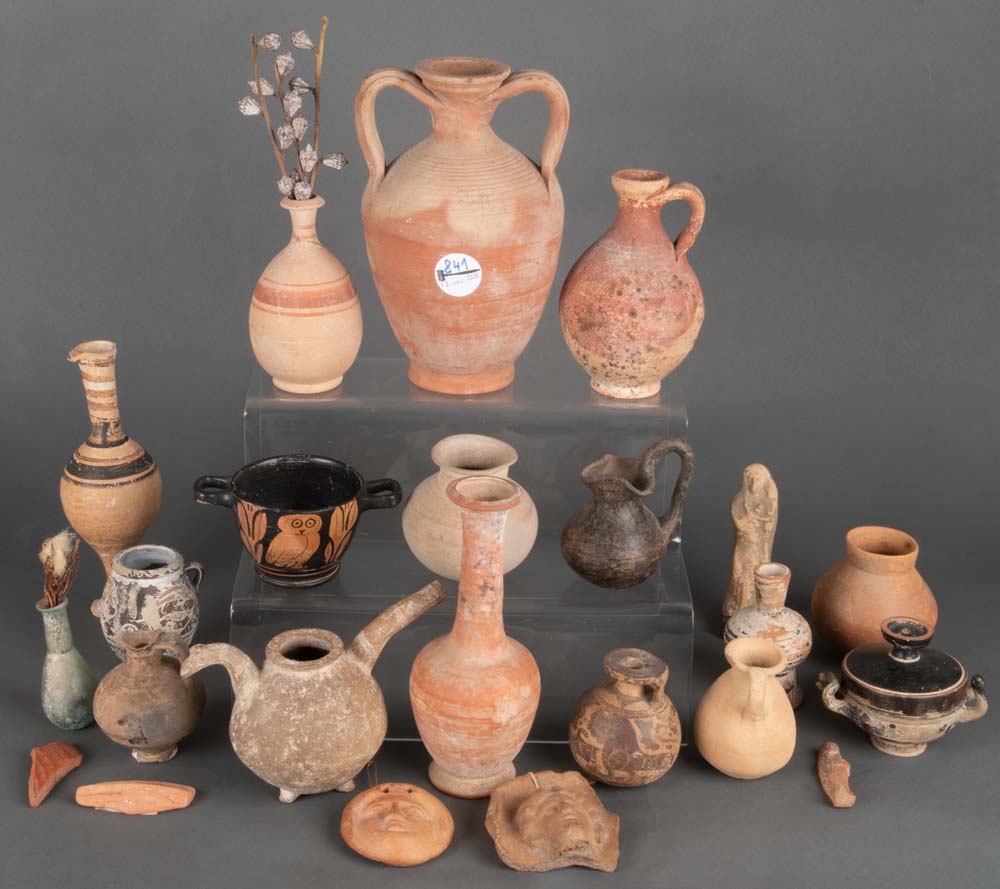 Konvolut Irdenware: Figuren, Reliefs, Trinkgefäße und Vasen, H=5 bis 22 cm. (besch.)