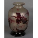 Jugendstil-Vase.Frankreich 20. Jh. Farbloses Glas, farbig überfangen, floral geschnitten und geätz