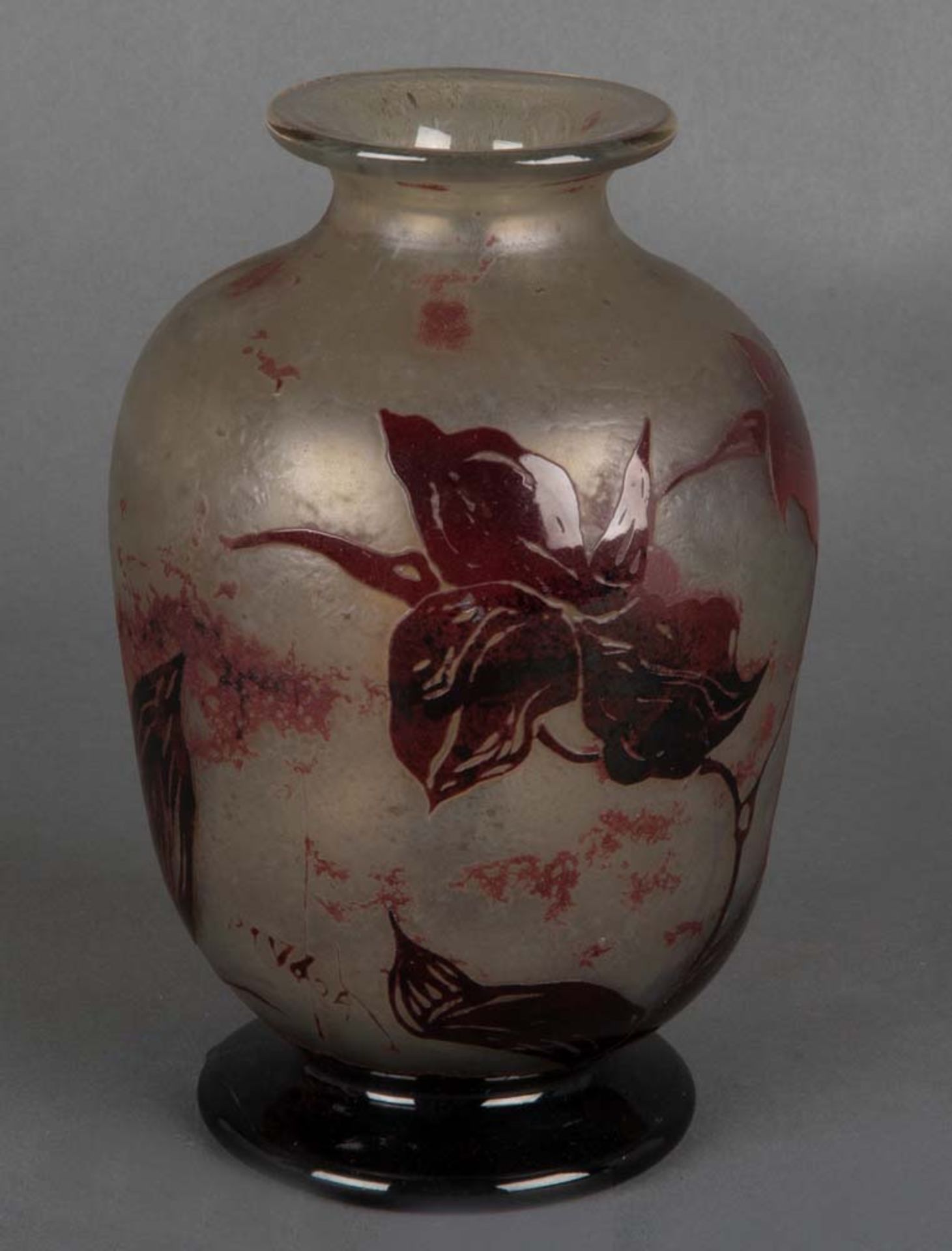 Jugendstil-Vase.Frankreich 20. Jh. Farbloses Glas, farbig überfangen, floral geschnitten und geätz