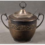 Jugendstil-Bowle mit Schöpfkelle. WMF um 1900. Metall, reliefiert, mit Glaseinsatz, H=40 cm, D=44 c