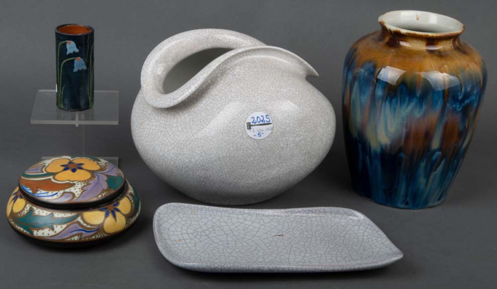 Fünftlgs. Konvolut Keramik, u.a. Karlsruhe / Rosenthal 20. Jh. Deckeldose, Schale und Vasen mit Lau