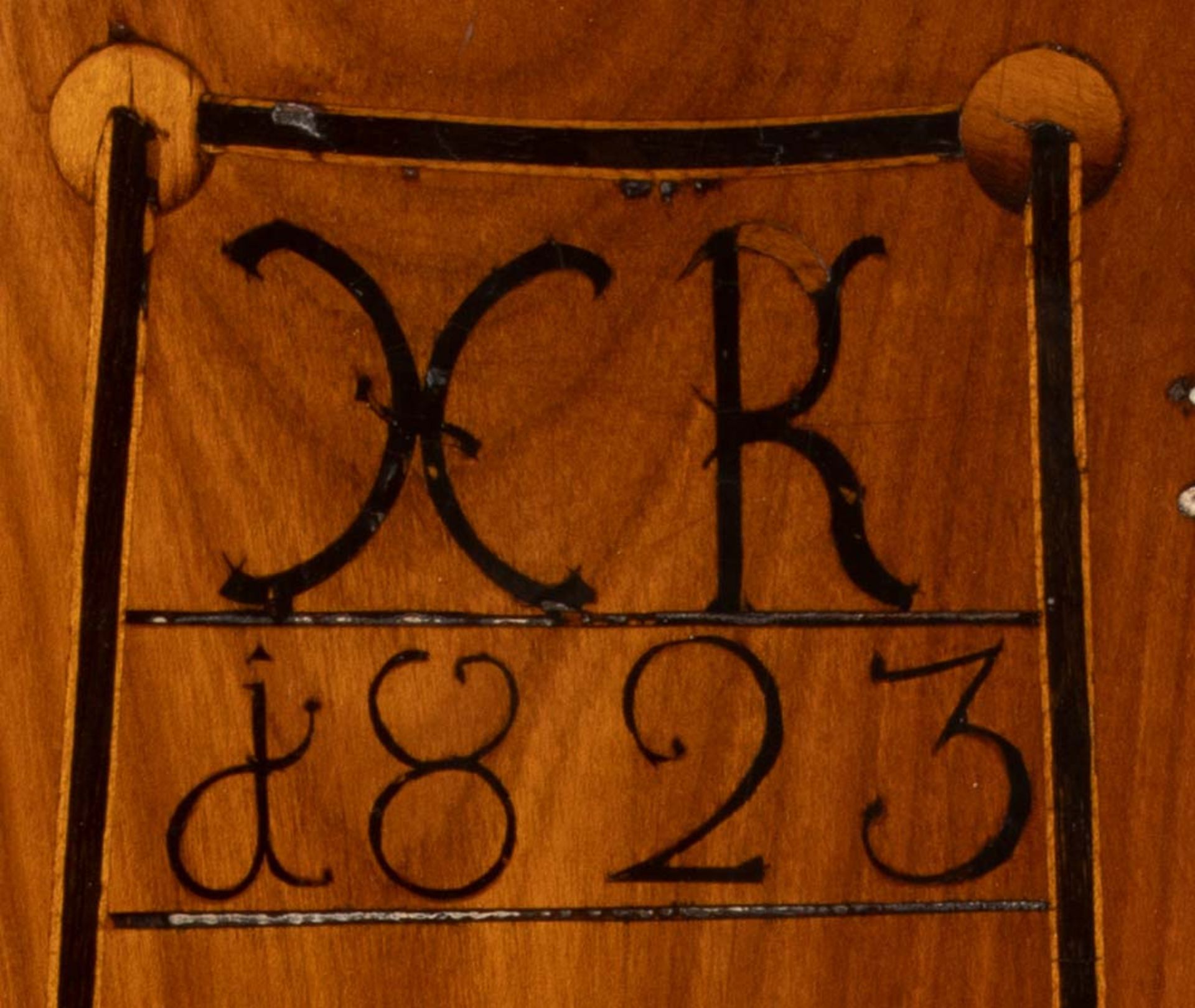 Standuhr. Mainz dat. 1823. Massiv Kirschbaum, teilw. geschnitzt, mit Mainzer Wappen, H=194 cm, B=34 - Bild 2 aus 2