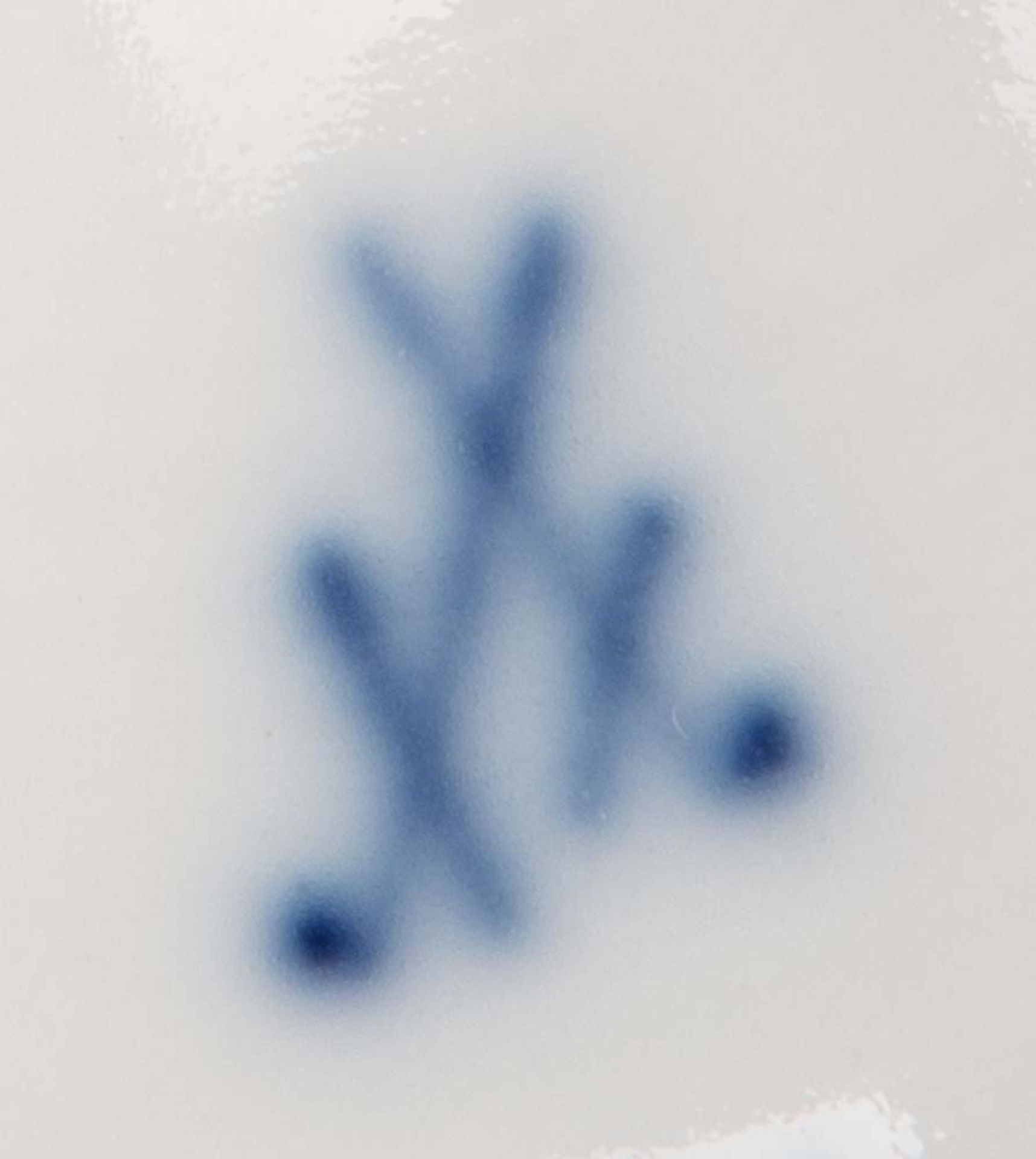 Doppelhenkelvase. Meissen 19. Jh. Porzellan, mit kobaltblauem Fond, in Goldkartusche bunt bemalt m - Image 2 of 2