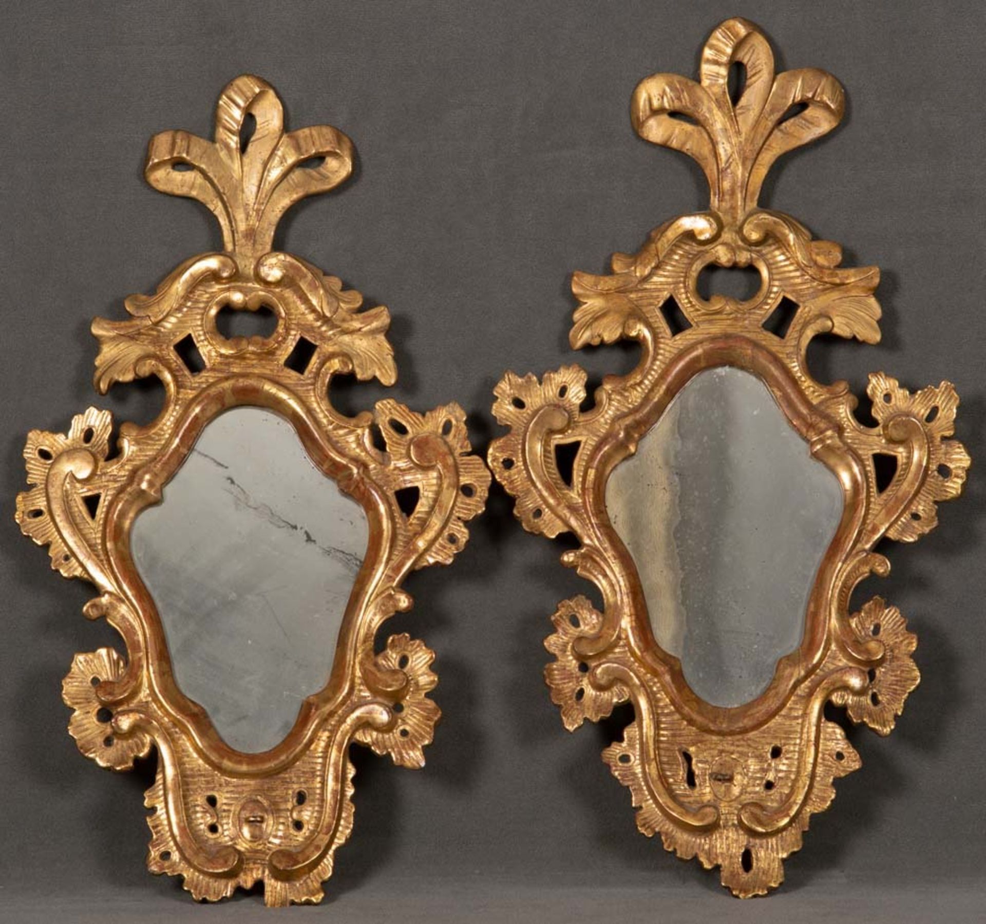 Paar kleine Spiegel. Italien 18. Jh. Massivholz, geschnitzt, auf Kreidegrund gold gefasst, 75 x 43 /