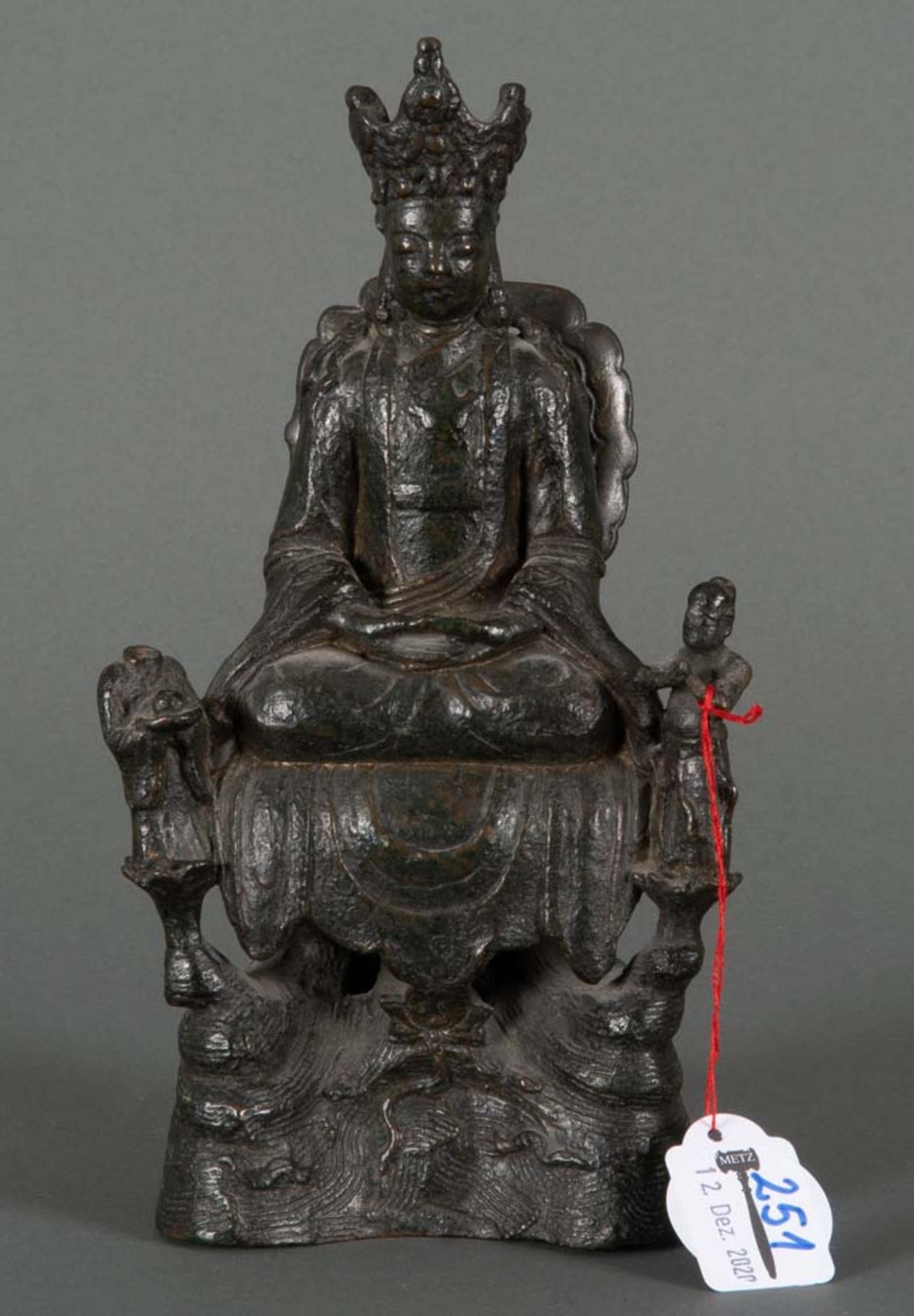 Guanyin auf Thron. China 17. Jh. Eisen, reliefiert, H=22 cm.