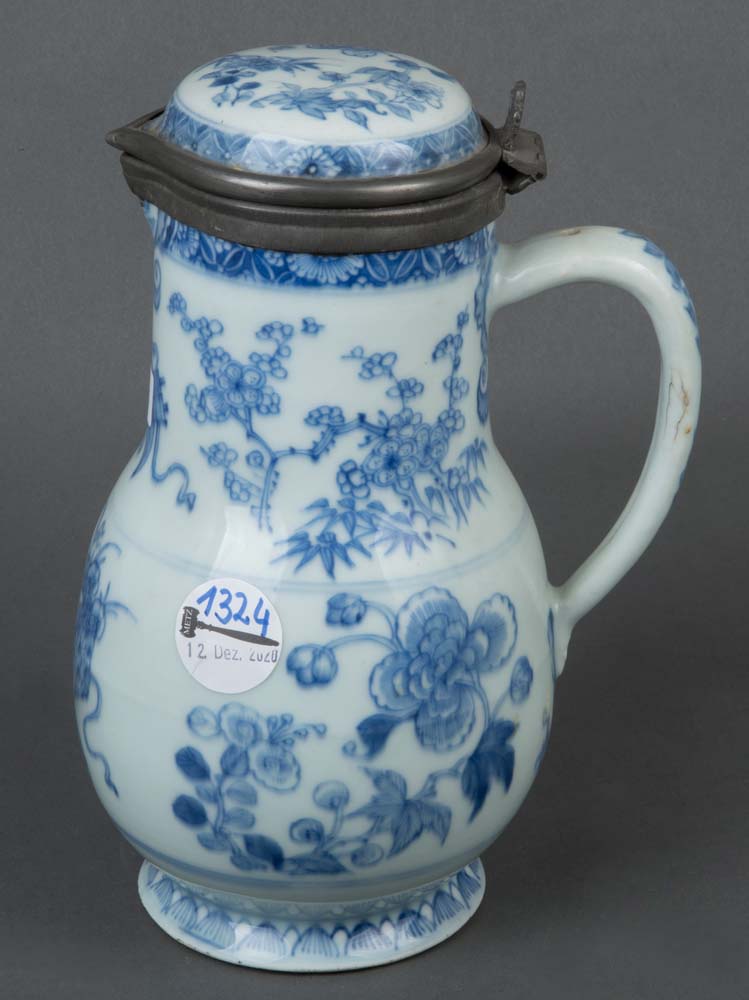 Birnendeckelkrug. 18. Jh. Fayance, blau-weiß bemalt, mit Zinnmontur, H=24,5 cm.