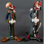 Zwei Clowns der 1950er / 1960er Jahre. Keramik, bunt bemalt, hi./unleserlich monogr., H=44 / 45 cm.