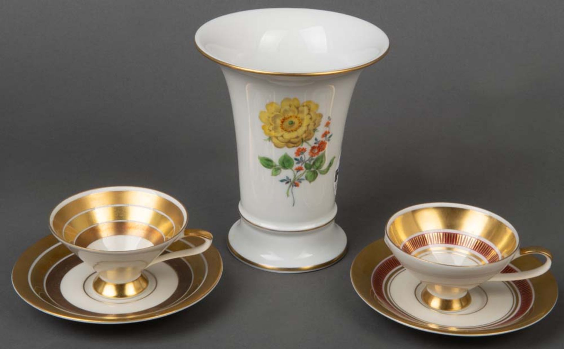 Zwei Art Déco-Mokkatassen mit Unterschalen und Vase. Bavaria / Meissen 20. Jh. Porzellan, bunt bema