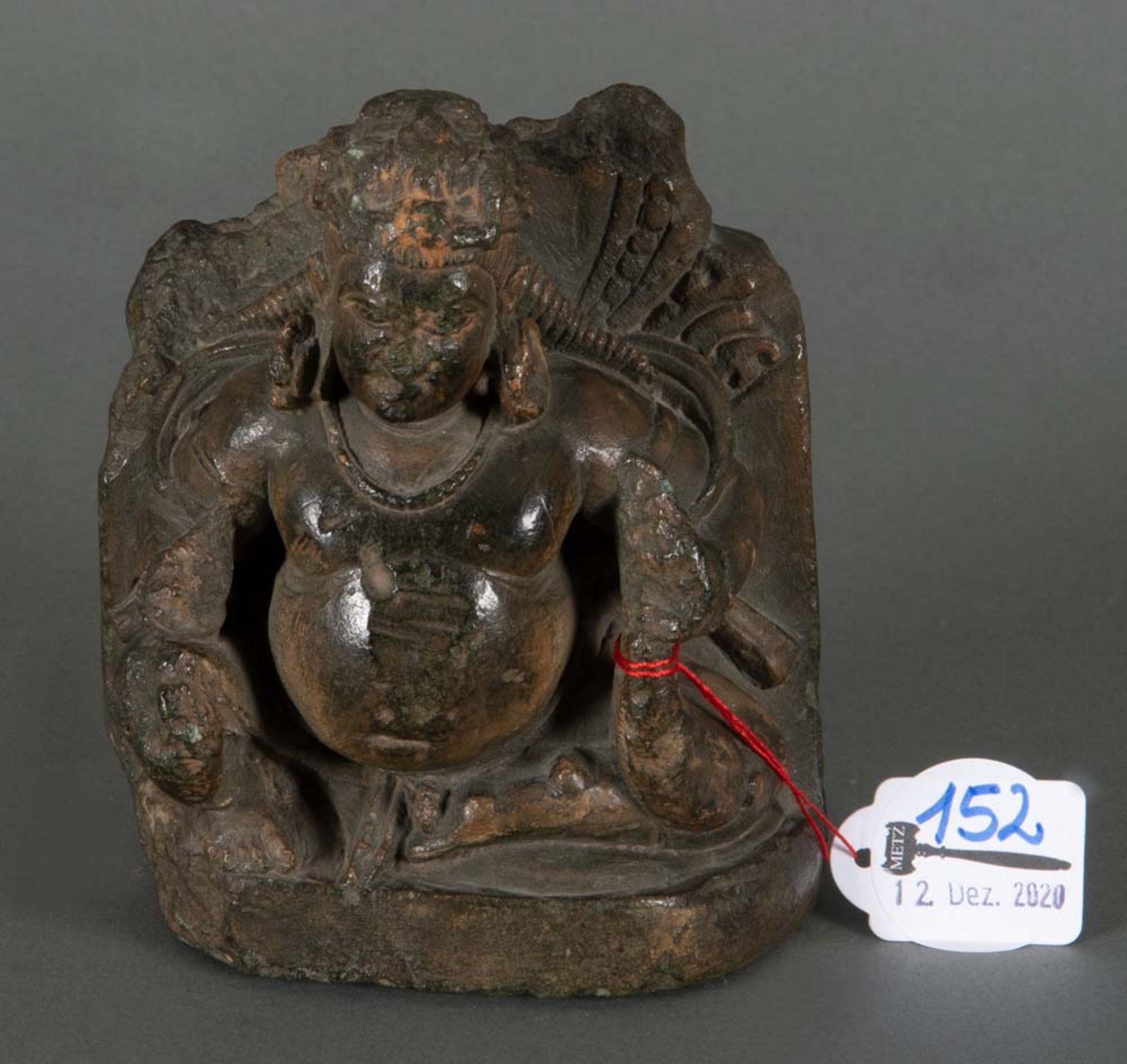 Hinduistische Darstellung. Indien ca. 18. Jh. Kalkstein, H=13,5 cm.