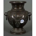 Ringhenkelvase. China 19. Jh. Bronze, H=25,5 cm.